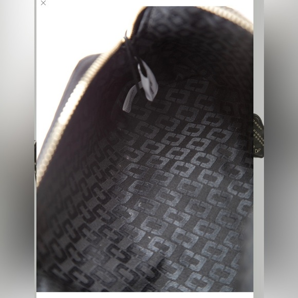 Diane von Furstenberg Grommet cosmetic bag. Black leather with goldtone hardware - Picture 4 of 5